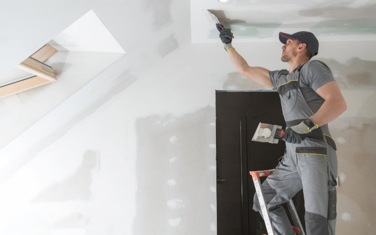 Abgehängte Decke im Saarland mit Akustikplatten und LED-Licht